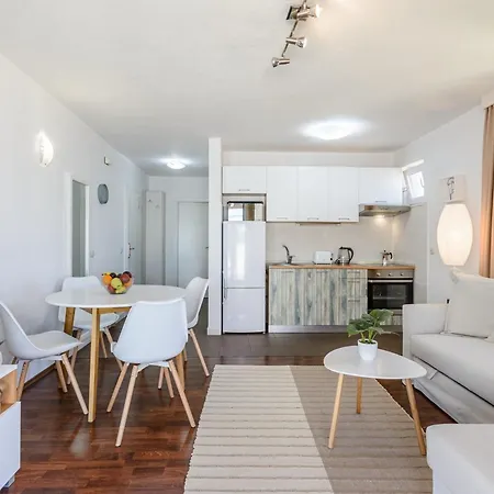 Sunset View - One Bedroom With Balcony And Sea View Apartment